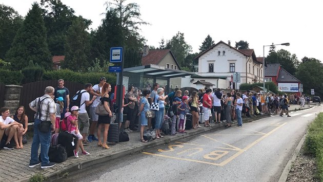 Kvli pesuen provozu trati Praha - Beroun mus stovky lid ekat ped ndram v Dobichovicch na nhradn autobusovou dopravu (9. ervence 2017).