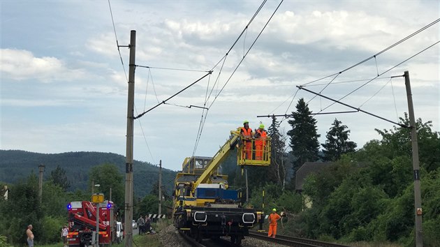 Oprava poruenho veden na trati mezi Prahou a Berounem (9. ervence 2017).