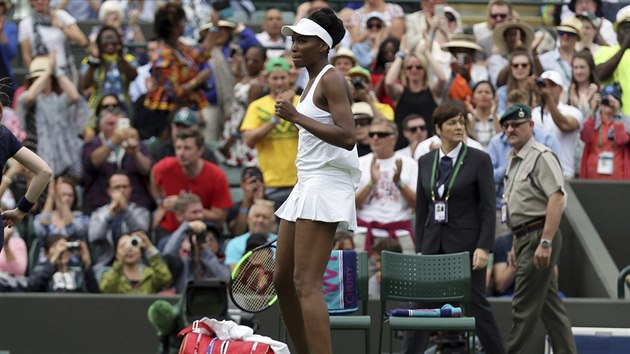 POSTUP. Venus Williamsov slav vhru nad Elise Mertensovou v prvnm kole Wimbledonu.