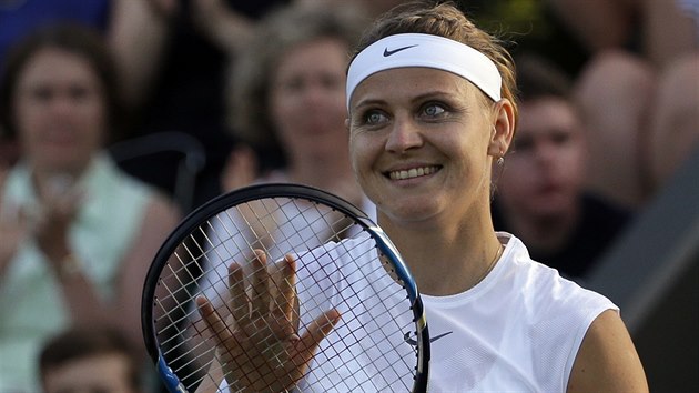 ZVLÁDLA JSEM TO. Lucie Šafářová slaví postup do druhého kola Wimbledonu.