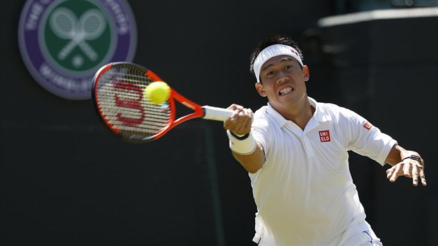 Japonsk tenista Kei Niikori vrac na Ukrajince Serhije Stachovskho ve druhm kole Wimbledonu.