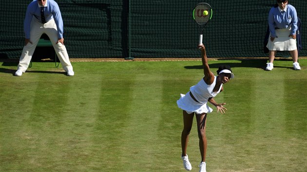 Americk tenistka Venus Williamsov bhem utkn druhho kola proti ance Qiang Wangov.