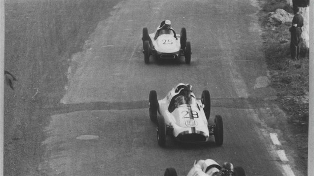 Naposledy se oba monoposty Tatra potkaly na trati v�roce 1958. Sn�mky jsou z�historicky posledn�ho okruhov�ho z�vodu Ecce Homo ve �ternberku.