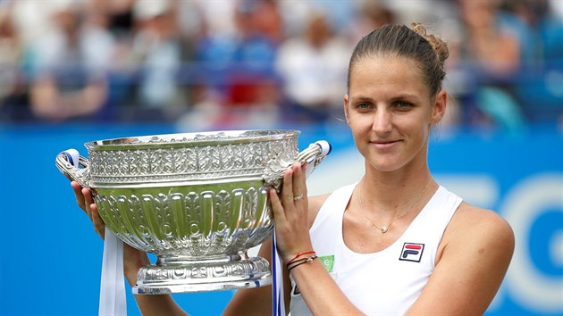 S TROFEJ. Karolna Plkov, vtzka turnaje v Eastbourne.