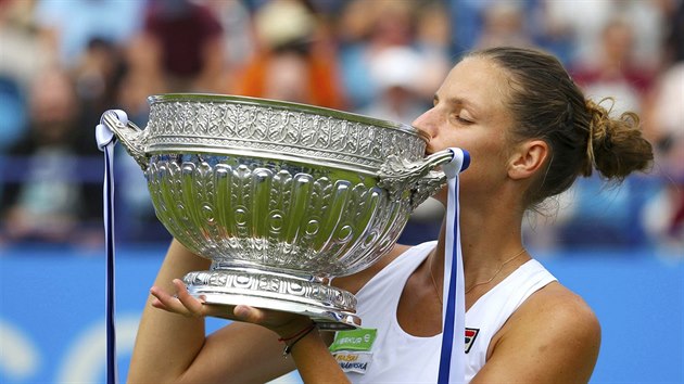 Karolna Plkov, vtzka turnaje v Eastbourne