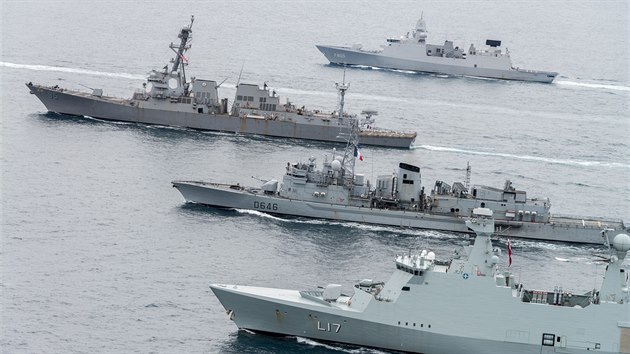 Bojov lod HDMS Esbern Snare (Dnsko), FS Latouche Treville (Francie), USS Williams (USA) a HNLMS Evertsen (Nizozemsko) v blzk formaci bhem protiponorkovho cvien NATO u Islandu