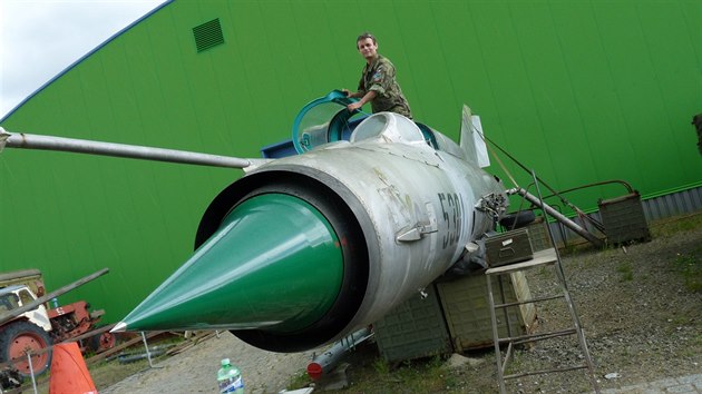 Vladek Vácha už dva roky opravuje vysloužilou stíhačku MIG-21.