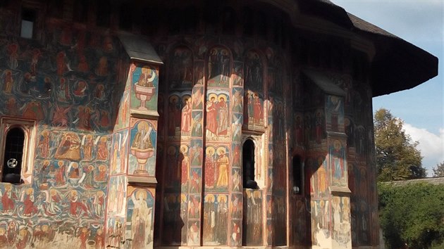 Moldovita. Zdejší freskové malby, jimž dominuje žlutá barva, patří k nejzachovalějším v oblasti Bukoviny a na jejich tvorbě se podílelo několik místních umělců.