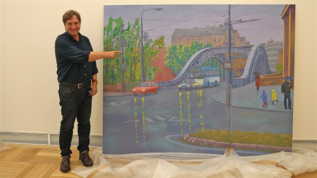 Antonn Stek vystavuje v Galerii vtvarnho
umn v Ostrav. Na snmku je s velkoformtovm olejem zachycujcm Skorv most.