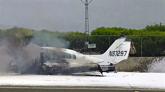 Letadlo havarovalo na rušné dálnici v kalifornském městě Santa Ana.