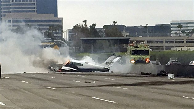 Letadlo havarovalo na rušné dálnici v kalifornském městě Santa Ana.