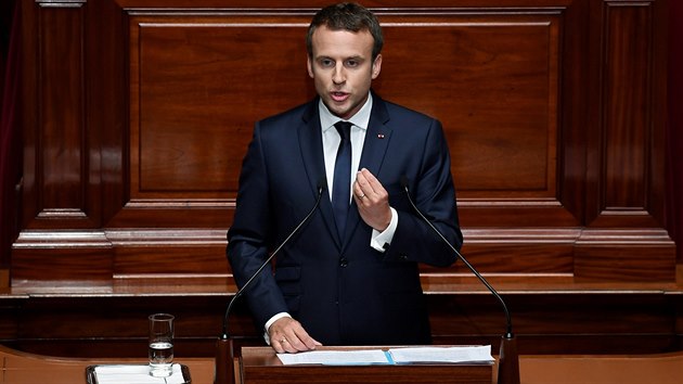 Francouzsk prezident Emmanuel Macron pronesl projev ped leny obou komor francouzskho parlamentu. Tmi jsou Nrodn shromdn a Sent. (3. ervence 2017)