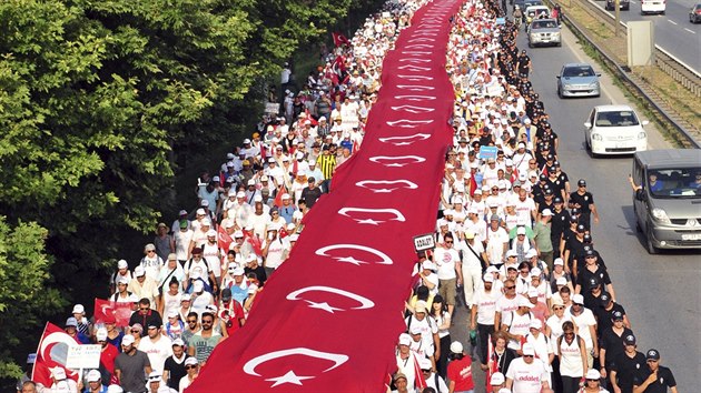 Více než kilometr dlouhou tureckou státní vlajku roztáhli nad „pochodem spravedlnosti“ příznivci turecké opoziční strany CHP. Ti jdou 425 kilometrů z Ankary do Istanbulu na protest proti zatčení jednoho z istanbulských zastupitelů CHP. (3. července 2017)