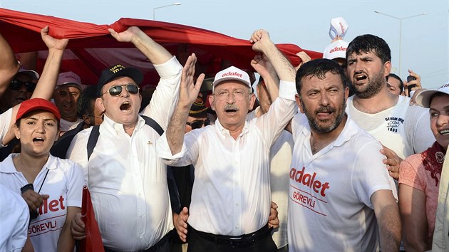 Lídr turecké opoziční strany CHP Kemal Kilicdaroglu (uprostřed) se před třemi týdny s tisíci příznivců vydal na „pochod spravedlnosti“ z Ankary do Istanbulu. Celkem ujdou 425 kilometrů. (3. července 2017)