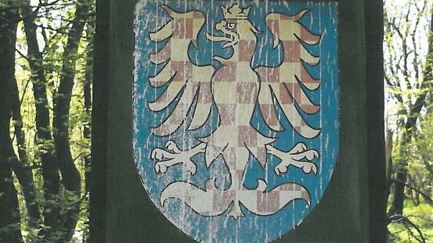 Neznámý vandal v Moravském krasu poškozuje cedule s malým státním znakem. Českého lva na nich vyřezává nebo přes něj umisťuje moravskou orlici.