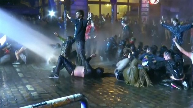 Vodní děla, slzný plyn. Policie znovu rozháněla demonstranty v Hamburku