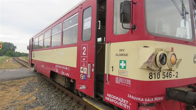 Následky srážky osobního vlaku s kamionem na železničním přejezdu u křižovatky mezi Prostějovem a obcemi Kostelec na Hané, Mostkovice a Smržice (4. července 2017)