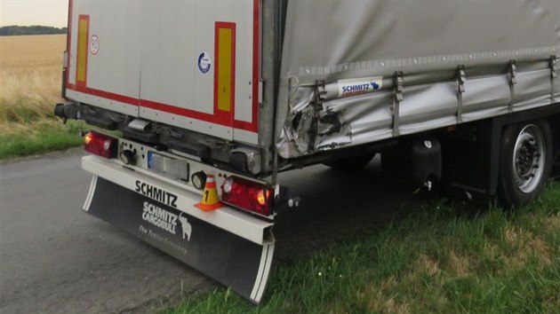 Následky srážky osobního vlaku s kamionem na železničním přejezdu u křižovatky mezi Prostějovem a obcemi Kostelec na Hané, Mostkovice a Smržice (4. července 2017)