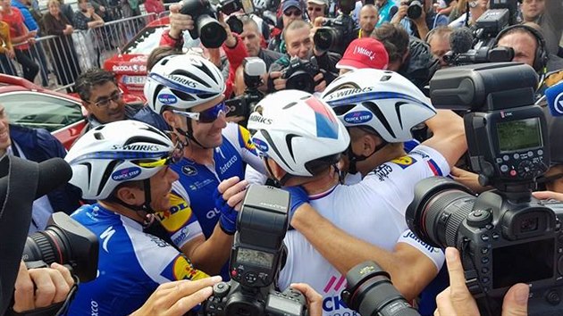 RADOST QUICK-STEPU. Zdenk tybar v dresu eskho ampiona gratuluje Marcelu Kittelovi (vpravo) spolu s tmovmi kolegy k triumfu ve druh etap Tour de France.