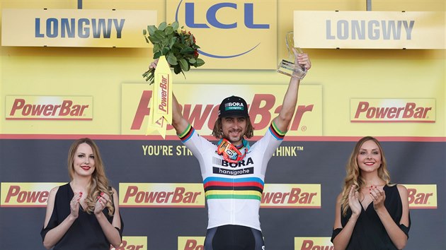 Peter Sagan slav vtzstv ve tet etap Tour de France i s motokrosovmi brlemi kolem krku.