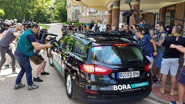 A HUR DOM. Nasedl do tmovho auta Bory a po vylouen zmizel Peter Sagan z Tour de France.