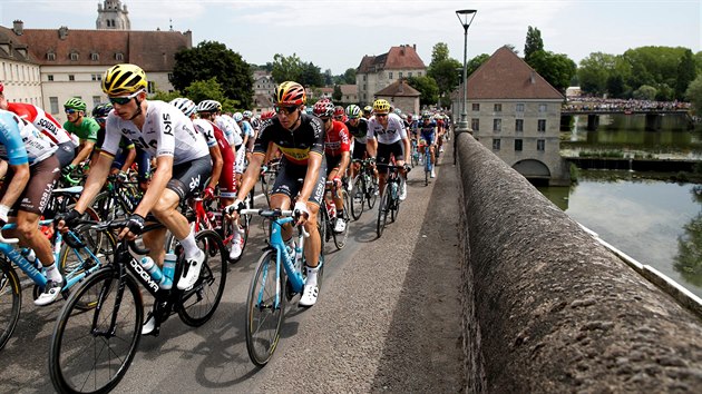 Peloton Tour de France bhem startu osm etapy v Dole.