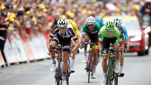 TSN FINI. Rigoberto Uran (vpravo) bojuje o vtzstv v devt etap Tour de France s Warrenem Barguilem