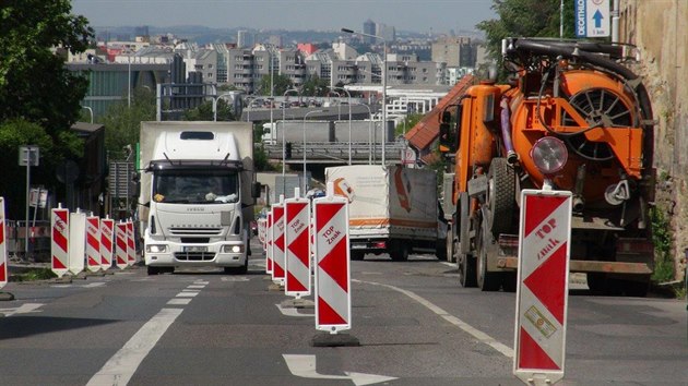 Kvli omezen v Nchodsk ulici kolabuje na ernm Most doprava (3.7.2017).