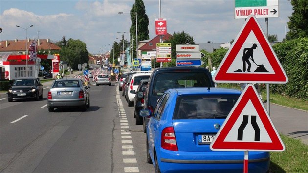 Kvli omezen v Nchodsk ulici kolabuje na ernm Most doprava (3.7.2017).