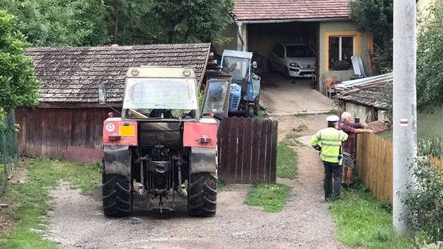 V obci Zvstov pejel traktor dt (4.7.2017).
