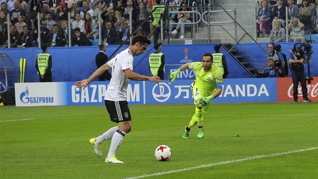 Lars Stindl posílá Německo do vedení, chilský gólman Claudio Bravo už gólu nezabrání.