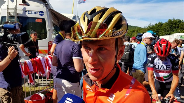 Ondej Cink pi rozhovoru s novini v cli pt etapy Tour de France.