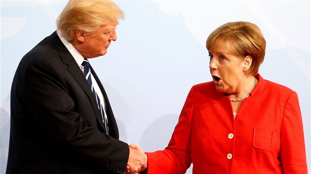 Momentka z pivtn. Nmeck kanclka Angela Merkelov a americk prezident Donald Trump na summitu zem G20 v Hamburku. (7. 7. 2017)