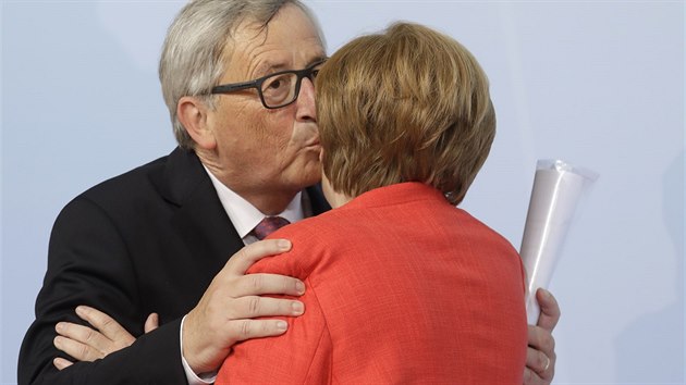 Vel polibek fa EU Jean-Claudea Junckera s Angelou Merkelovou pi zahjen summitu G20. (7. 7. 2017)