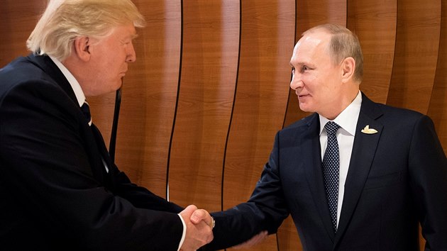 Americk prezident Donald Trump se zdrav s ruskm vldcem Vladimirem Putinem bhem pauzy na summitu G20. (7. 7. 2017)