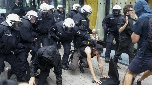 Policist v Hamburku usmruj demonstranty v ulicch bhem summitu G20. (7. 7. 2017)