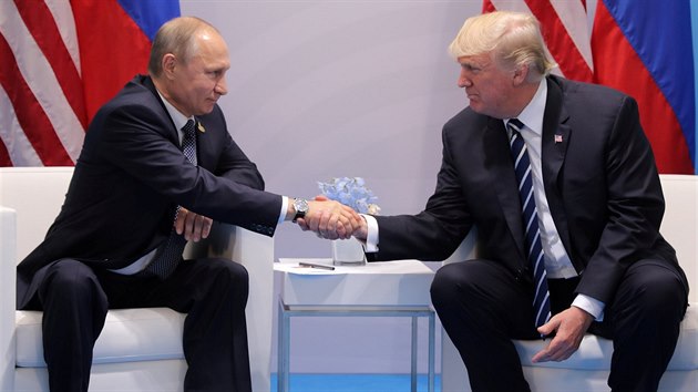 Pevn stisk rukou. Vladimir Putin a Donald Trump zahjili prvn spolen jednn, a to pi pleitosti probhajcho summitu G20 v Hamburku. (7. 7. 2017)