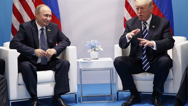 Vladimir Putin a Donald Trump zahjili prvn spolen jednn, a to pi pleitosti probhajcho summitu G20 v Hamburku. (7. 7. 2017)