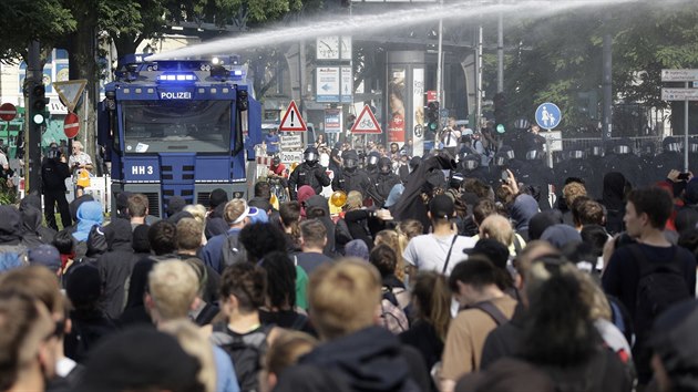 Vodn dlo v akci. Policie v Hamburku rozhn demonstraci kvli summitu G20. (7. 7. 2017)