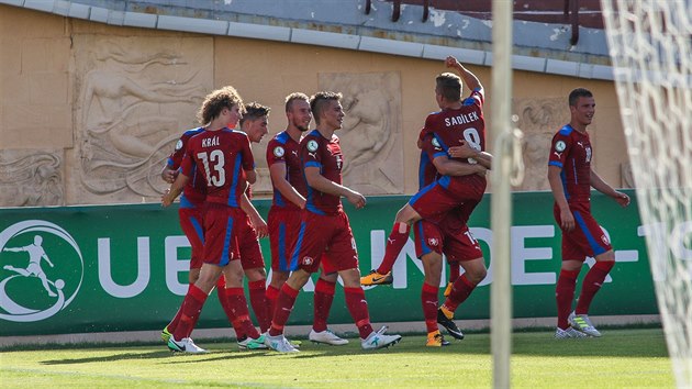 Čeští fotbalisté do 19 let se na mistrovství Evropy radují z gólu proti Švédsku.