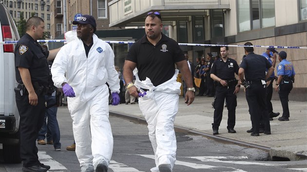 Kriminalisté před budovou nemocnice Bronx-Lebanon Hospital v New Yorku, kde střílel bývalý zaměstnanec. (30.6.2017)