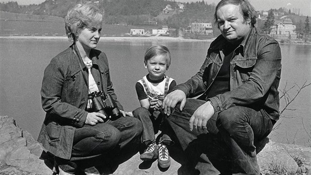 Chartista Petr Hanzlk s manelkou a synem pedtm, ne se museli v roce 1982 vysthovat do Rakouska: Snmek byl pozen u Plumlovsk pehrady.
