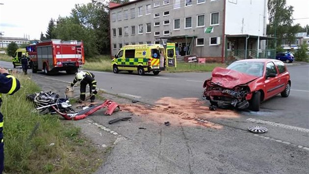 Na silnici z Tachova na Oldichov se srazilo osobn auto s motocyklem. Zrann jsou ti lid. (4. ervna 2017)