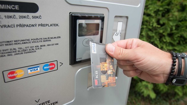 Parkovac� automaty v cel�m Zl�n� nyn� p�ij�maj� bezkontaktn� platebn� karty.