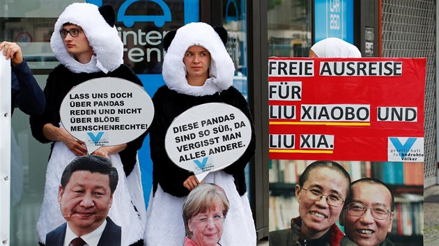 Ped berlnskou zoo ekali na kanclku Angelu Merkelovou a nskho prezidenta Si in-pchinga protestanti v kostmech pandy.