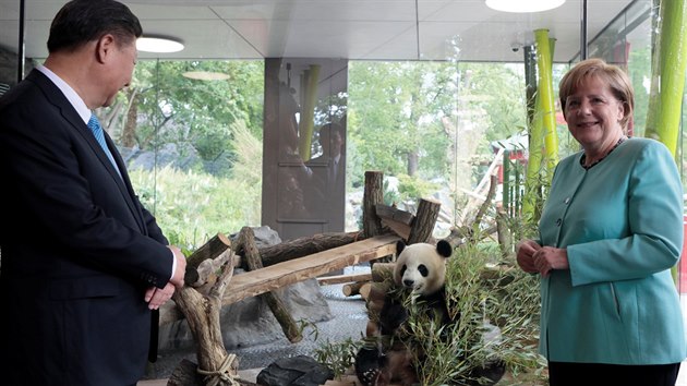 Nmeck kanclka Angela Merkelov a nsk prezident Si in-pching u novho vbhu pro dv pandy v berlnsk zoo.