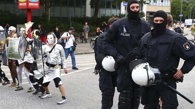 Protestujc a policist v sobotu v ulicch Hamburku (8.7.2017)