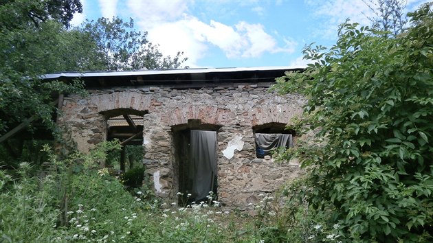 Torzo domu v zaniklé osadě Zastávka na Jesenicku, které jako jedno z mála připomíná někdejší existenci zaniklého místa.