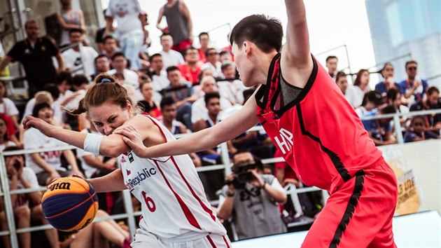 tvrtfinle MS do 18 let v basketbalu 3x3: esk reprezentantka Simona Rkov (v blm) v souboji s  Tung Kche-er z ny.