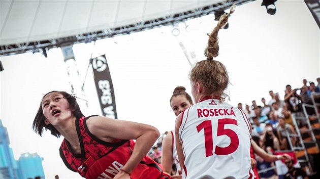 tvrtfinle MS do 18 let v basketbalu 3x3: esk reprezentantka Anna Roseck (v blm) v souboji s  J ia-in z ny.